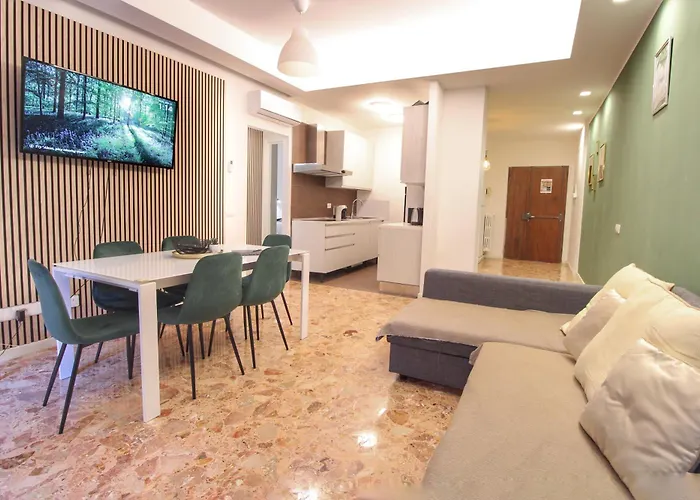 Delicious 2 Bed Room Apartment And Garden By Yh